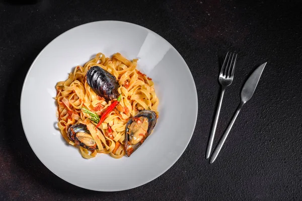 Homemade Pasta Mussels Sprinkle Chopped Parsley Basil Delicious Pasta Mussel — Stock Photo, Image