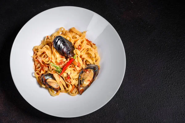 Homemade Pasta Mussels Sprinkle Chopped Parsley Basil Delicious Pasta Mussel — Stock Photo, Image