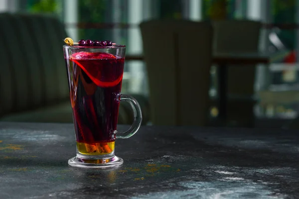 Weihnachtsglühwein Mit Zimt Kardamom Und Anis Auf Dunklem Hintergrund Glas — Stockfoto