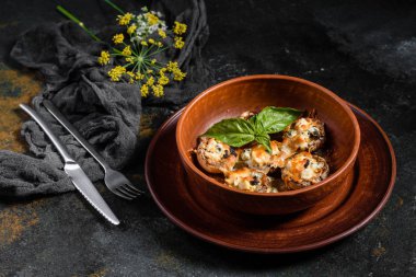 Mantar şampanya kapaklar peynir dört çeşitleri ile doldurulmuş ve pişmiş. Geleneksel İtalyan Mantar Kapaklar Feta ile doldurulmuş