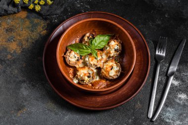 Mantar şampanya kapaklar peynir dört çeşitleri ile doldurulmuş ve pişmiş. Geleneksel İtalyan Mantar Kapaklar Feta ile doldurulmuş