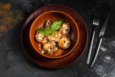 Mantar şampanya kapaklar peynir dört çeşitleri ile doldurulmuş ve pişmiş. Geleneksel İtalyan Mantar Kapaklar Feta ile doldurulmuş