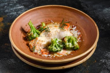 Brokoli, havuç, sebze ve peynir ile taze pişmiş deniz balığı. Superfood. Vegitarian Menü