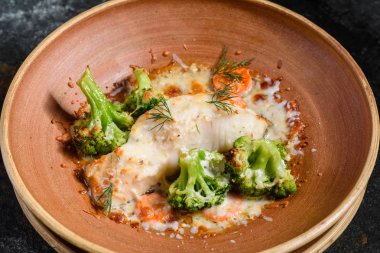 Brokoli, havuç, sebze ve peynir ile taze pişmiş deniz balığı. Superfood. Vegitarian Menü