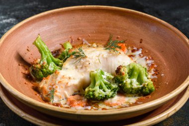 Brokoli, havuç, sebze ve peynir ile taze pişmiş deniz balığı. Superfood. Vegitarian Menü