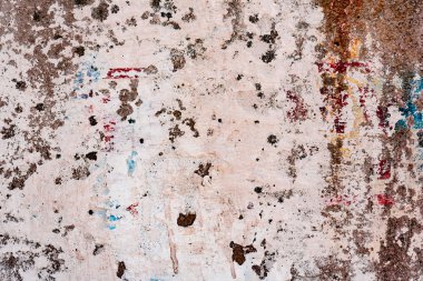 Çatlakları ve çizikleri olan beton bir duvarın dokusu arka plan olarak kullanılabilir.