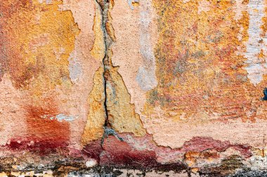 Çatlakları ve çizikleri olan beton bir duvarın dokusu arka plan olarak kullanılabilir.