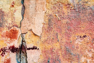 Çatlakları ve çizikleri olan beton bir duvarın dokusu arka plan olarak kullanılabilir.