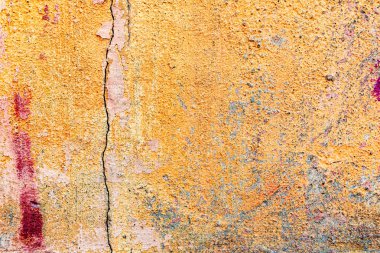 Çatlakları ve çizikleri olan beton bir duvarın dokusu arka plan olarak kullanılabilir.