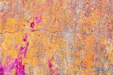 Çatlakları ve çizikleri olan beton bir duvarın dokusu arka plan olarak kullanılabilir.