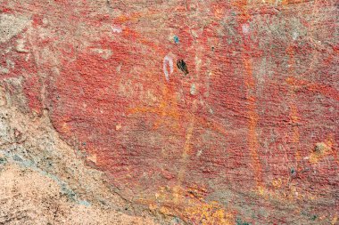 Çatlakları ve çizikleri olan beton bir duvarın dokusu arka plan olarak kullanılabilir.