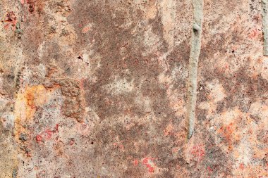 Çatlakları ve çizikleri olan beton bir duvarın dokusu arka plan olarak kullanılabilir.