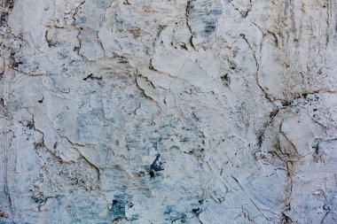 Çatlakları ve çizikleri olan tuğla duvar dokusu arka plan olarak kullanılabilir.