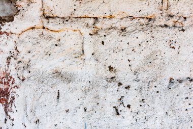 Çatlakları ve çizikleri olan tuğla duvar dokusu arka plan olarak kullanılabilir.