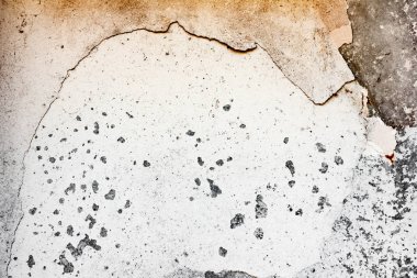 Çatlakları ve çizikleri olan beton bir duvarın dokusu arka plan olarak kullanılabilir.
