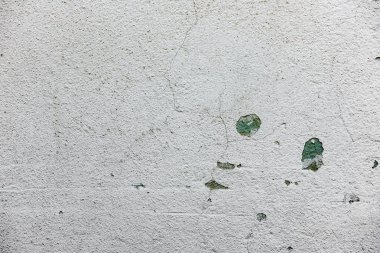 Çatlakları ve çizikleri olan beton bir duvarın dokusu arka plan olarak kullanılabilir.