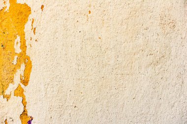 Çatlakları ve çizikleri olan beton bir duvarın dokusu arka plan olarak kullanılabilir.