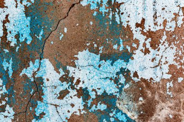 Çatlakları ve çizikleri olan beton bir duvarın dokusu arka plan olarak kullanılabilir.