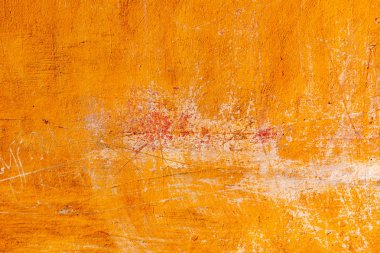 Çatlakları ve çizikleri olan beton bir duvarın dokusu arka plan olarak kullanılabilir.