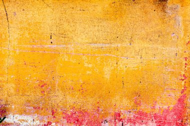 Çatlakları ve çizikleri olan beton bir duvarın dokusu arka plan olarak kullanılabilir.