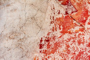 Çatlakları ve çizikleri olan beton bir duvarın dokusu arka plan olarak kullanılabilir.