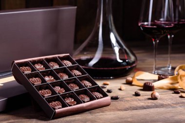 Çikolata çeşitleri, beyaz, siyah ve sütlü arkaplan şekerleri. Boşluğu kopyala