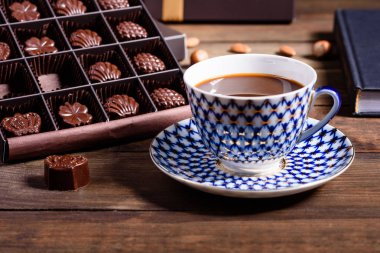 Çikolata çeşitleri, beyaz, siyah ve sütlü arkaplan şekerleri. Boşluğu kopyala