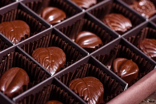 Sortiment Feiner Schokoladenbonbons Weißer Dunkler Und Milchschokolade Hintergrund Kopierraum — Stockfoto