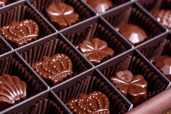 Sortiment Feiner Schokoladenbonbons Weißer Dunkler Und Milchschokolade Hintergrund Kopierraum — Stockfoto