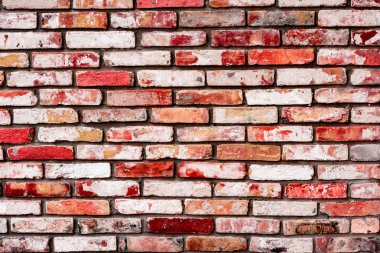 Çatlakları ve çizikleri olan tuğla duvar dokusu arka plan olarak kullanılabilir.