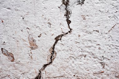Çatlakları ve çizikleri olan beton bir duvarın dokusu arka plan olarak kullanılabilir.