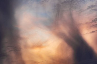 Gün batımında bulutlu dramatik turuncu gökyüzü. Arkaplan olarak kullanılabilir.