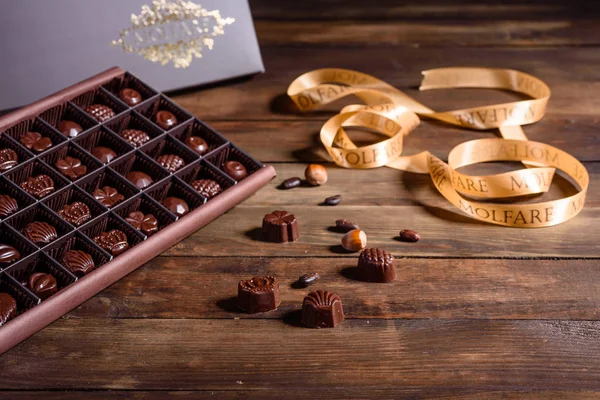 Sortiment Feiner Schokoladenbonbons Weißer Dunkler Und Milchschokolade Hintergrund Kopierraum — Stockfoto