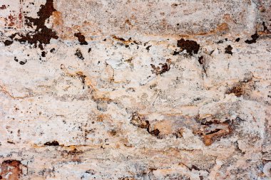 Çatlakları ve çizikleri olan beton bir duvarın dokusu arka plan olarak kullanılabilir.