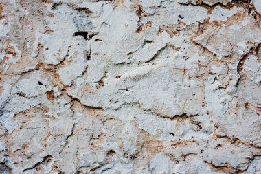 Çatlakları ve çizikleri olan beton bir duvarın dokusu arka plan olarak kullanılabilir.