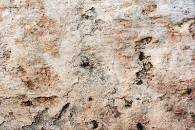 Çatlakları ve çizikleri olan beton bir duvarın dokusu arka plan olarak kullanılabilir.