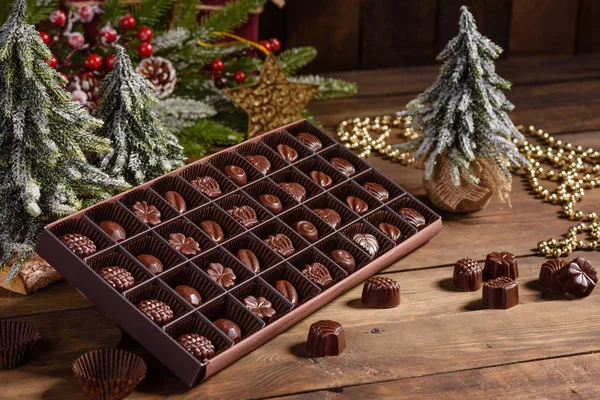 Sortiment Feiner Schokoladenbonbons Weißer Dunkler Und Milchschokolade Hintergrund Weihnachtsinterieur Mit — Stockfoto