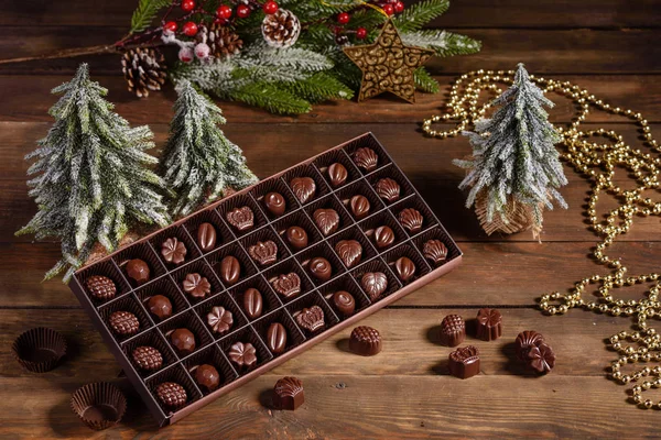 Sortiment Feiner Schokoladenbonbons Weißer Dunkler Und Milchschokolade Hintergrund Weihnachtsinterieur Mit — Stockfoto