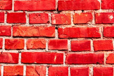 Arka plan veya doku için kırmızı tuğla duvar. Eskimiş eski koyu kahverengi ve kırmızı tuğlaların eskimiş dokusu