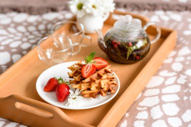 Lezzetli taze Belçika waffleları. Beton bir arka planda böğürtlen ve meyve var.