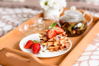 Lezzetli taze Belçika waffleları. Beton bir arka planda böğürtlen ve meyve var.