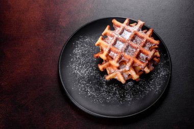 Lezzetli taze Belçika waffleları. Beton bir arka planda böğürtlen ve meyve var.