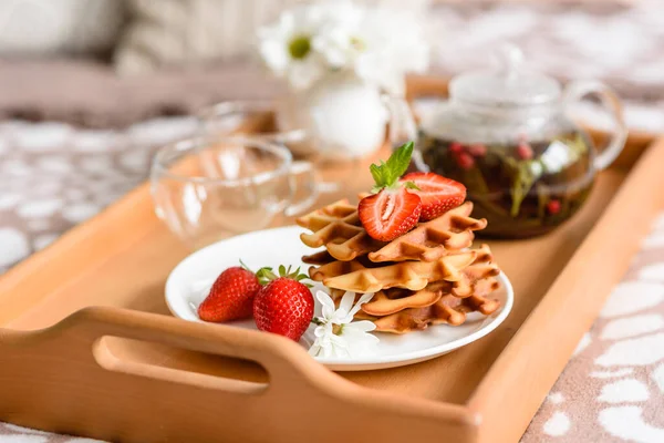 Lezzetli Taze Belçika Waffleları Beton Bir Arka Planda Böğürtlen Meyve — Stok fotoğraf