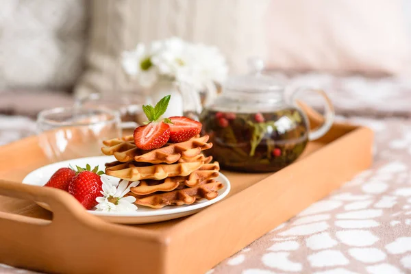 Deliciosos Gofres Belgas Recién Horneados Con Bayas Frutas Sobre Fondo — Foto de Stock