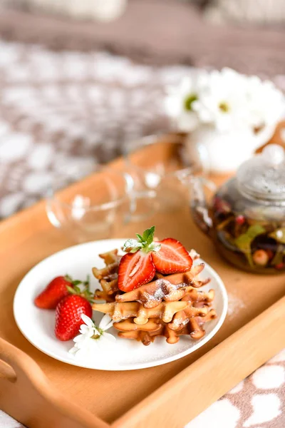 Deliciosos Gofres Belgas Recién Horneados Con Bayas Frutas Sobre Fondo — Foto de Stock