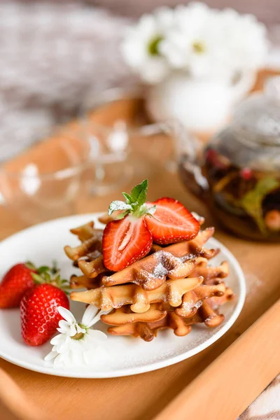 Deliciosos Gofres Belgas Recién Horneados Con Bayas Frutas Sobre Fondo — Foto de Stock