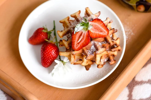 Köstliche Frisch Gebackene Belgische Waffeln Mit Beeren Und Früchten Auf — Stockfoto