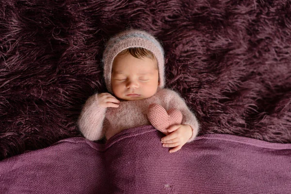 一个穿着漂亮衣服 刚出生八天的小女孩睡得很可爱 — 图库照片
