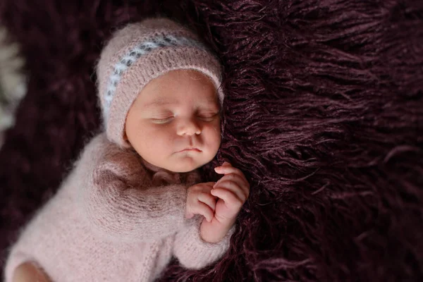 Een Kleine Pasgeboren Meisje Acht Dagen Oud Een Mooie Outfit — Stockfoto