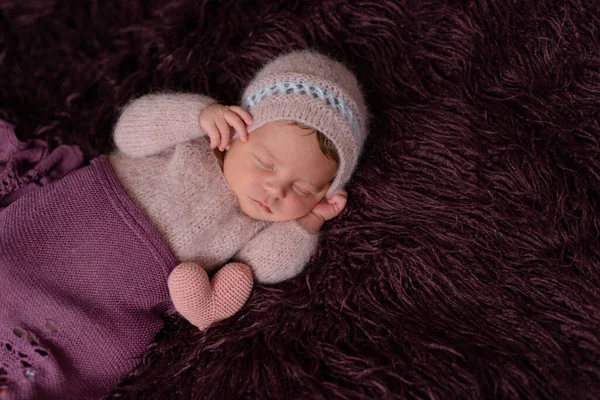 一个穿着漂亮衣服 刚出生八天的小女孩睡得很可爱 — 图库照片